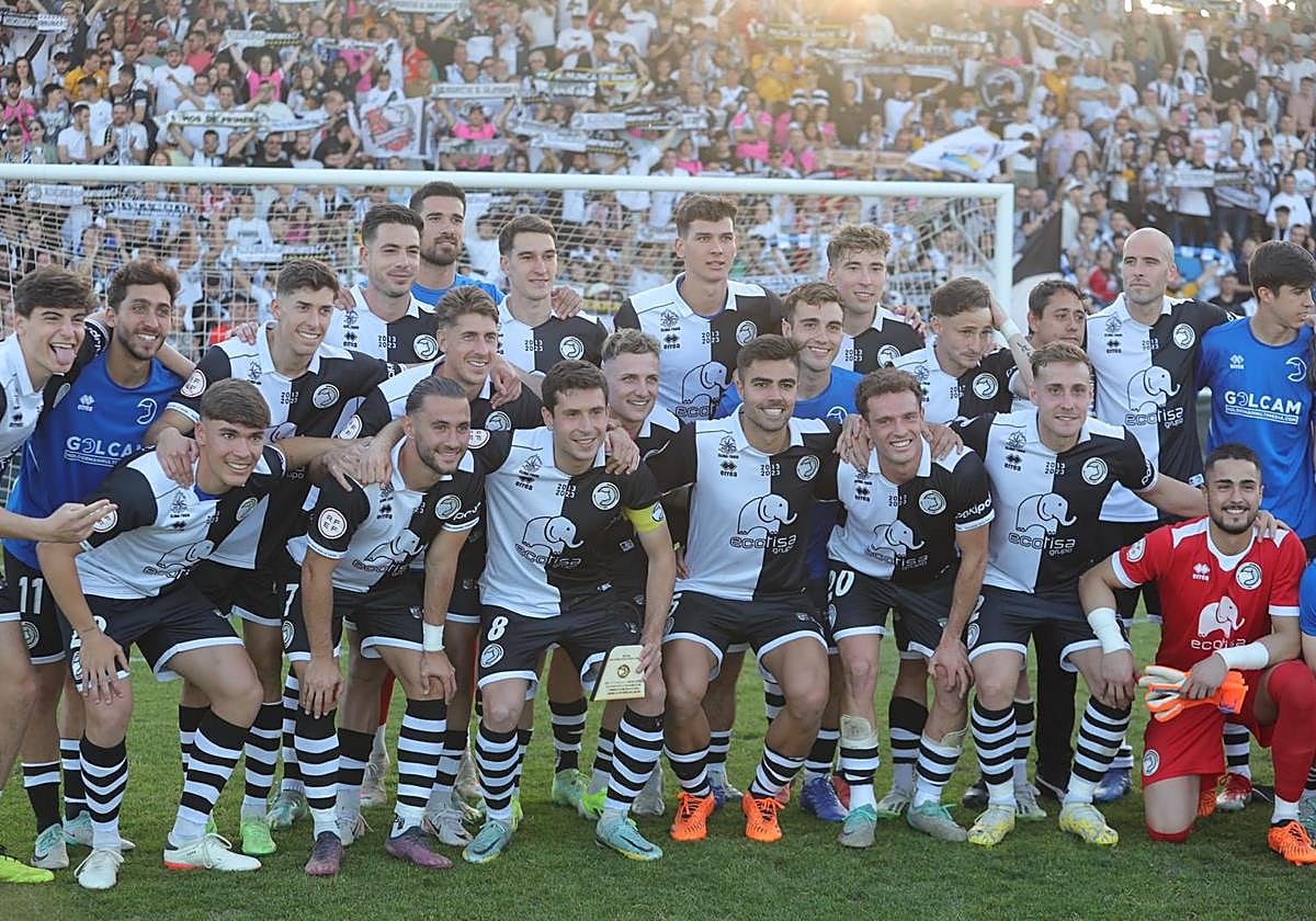 Foto de familia tras la finalización del partido del domingo ante en Arenteiro, el último de la temporada.