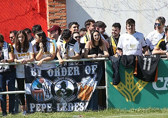 Seguidores del Salamanca UDS en Tordesillas durante la Liga regular.