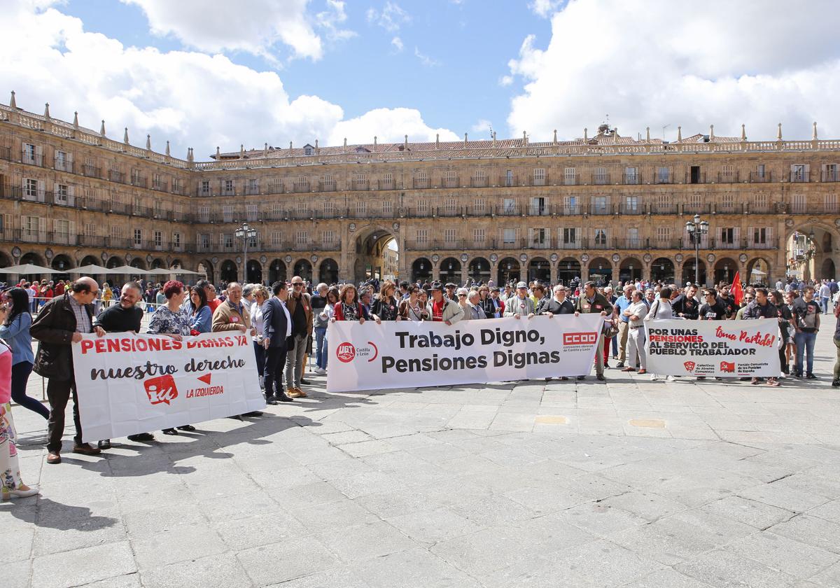 Una protesta de pensionistas en la Plaza Mayor de Salamanca.