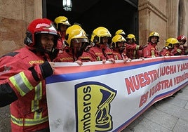 Los bomberos profesionales, en el salón de plenos de la Diputación