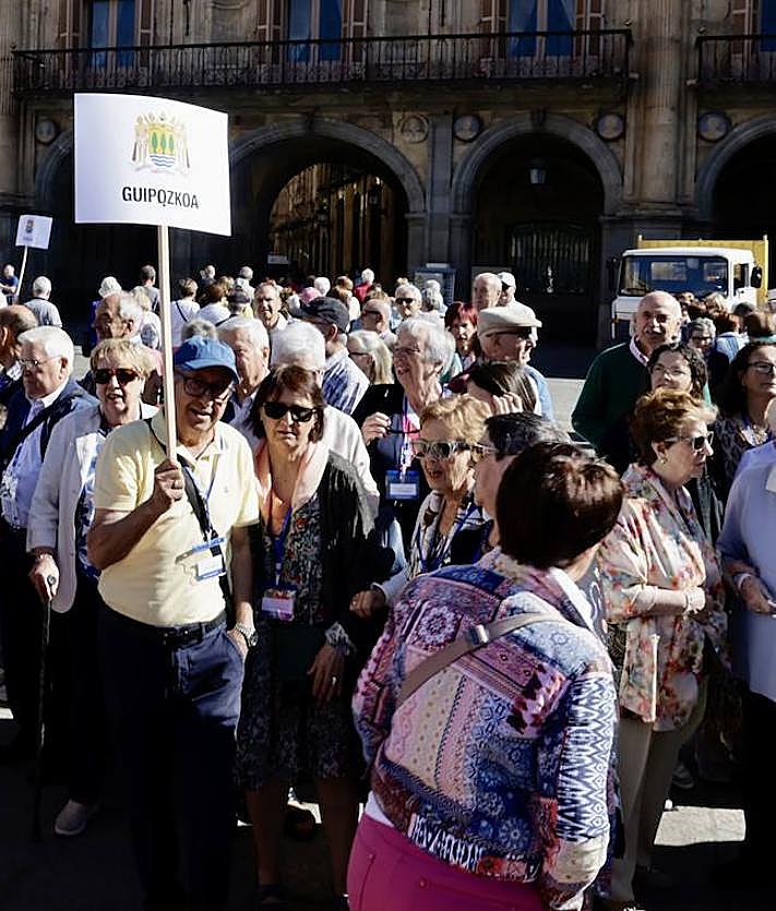 Imagen secundaria 2 - Medio millar de &#039;telefónicos&#039; disfrutan de Salamanca en el centenario de la compañía