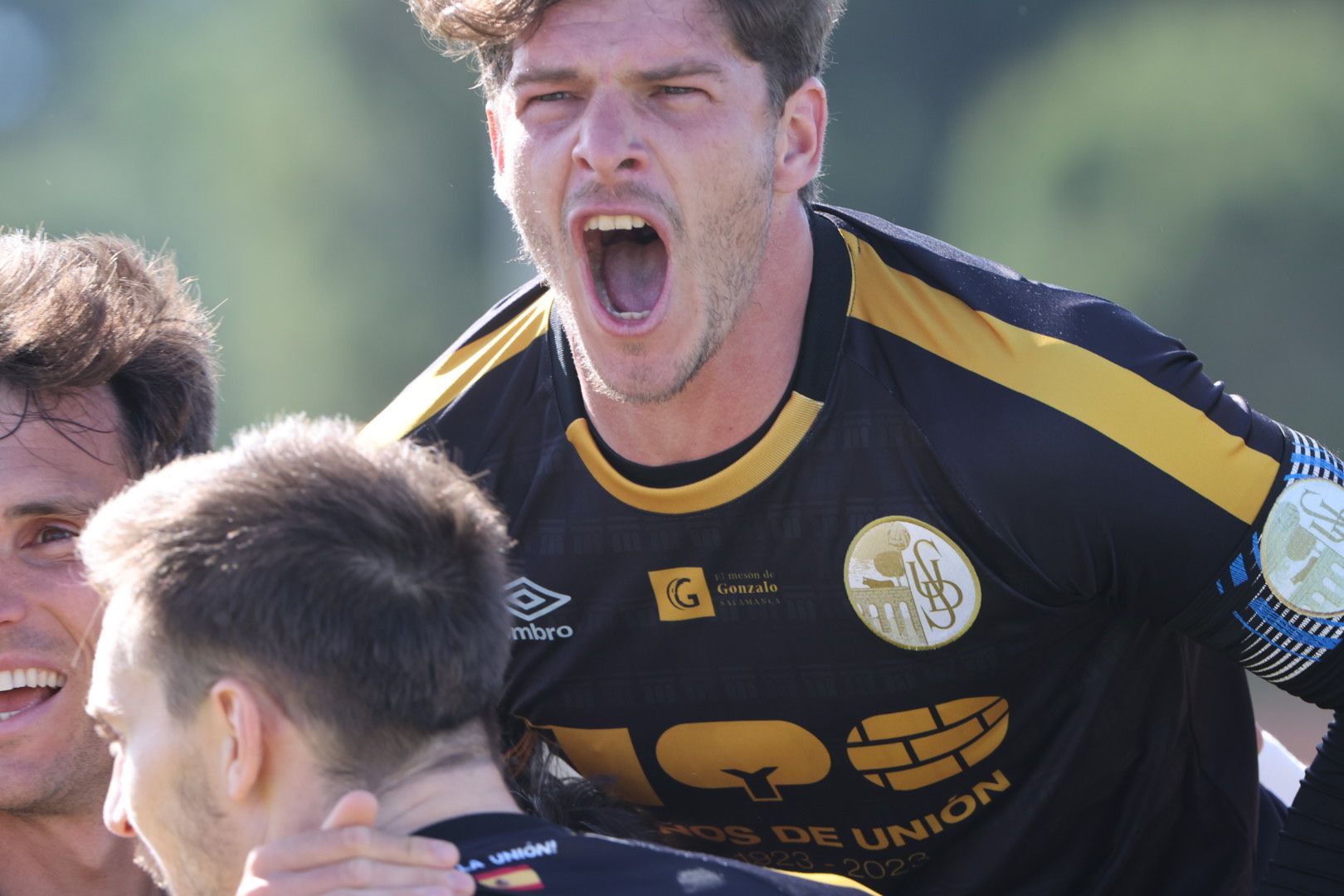 Amaro celebra uno de los goles del partido.