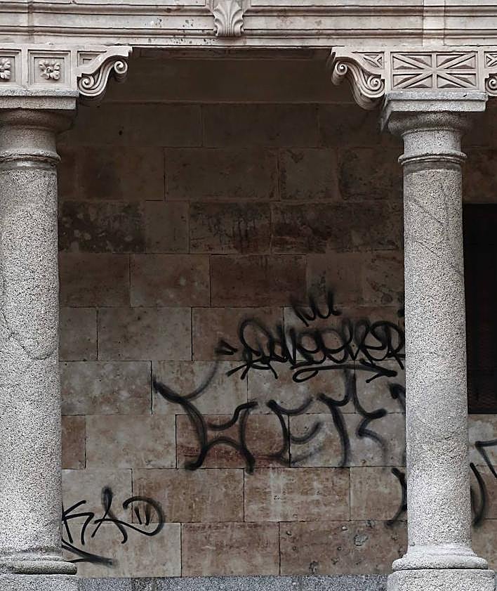 Imagen secundaria 2 - En la foto principal, asamblea de Ganemos Salamanca. Debajo, pintadas en varias épocas.