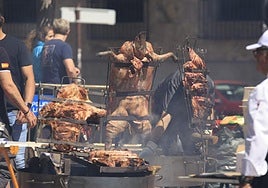 Momento de elaboración de la parrillada en la plaza de Los Bandos