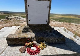 El monolito de la batalla de Arapiles y, abajo, el mensaje de paz junto a una corona de flores.