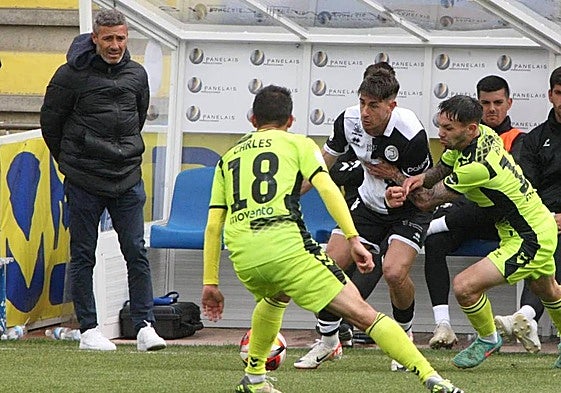 Cano, a la izquierda, siguiendo el Unionistas-Sabadell hace unas semanas en el Reina Sofía.
