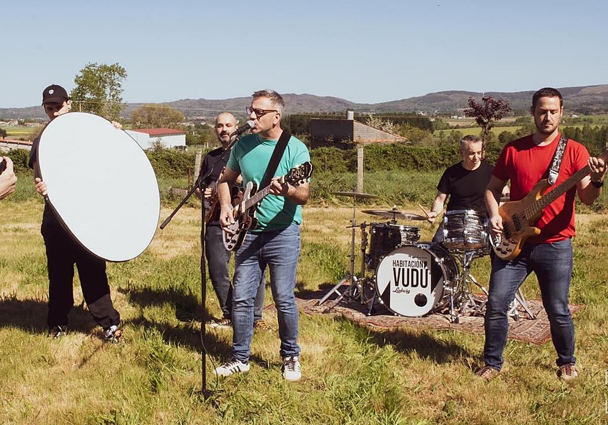 El grupo Habitación Vudú, con Seoane a la derecha, durante la grabación de una canción.