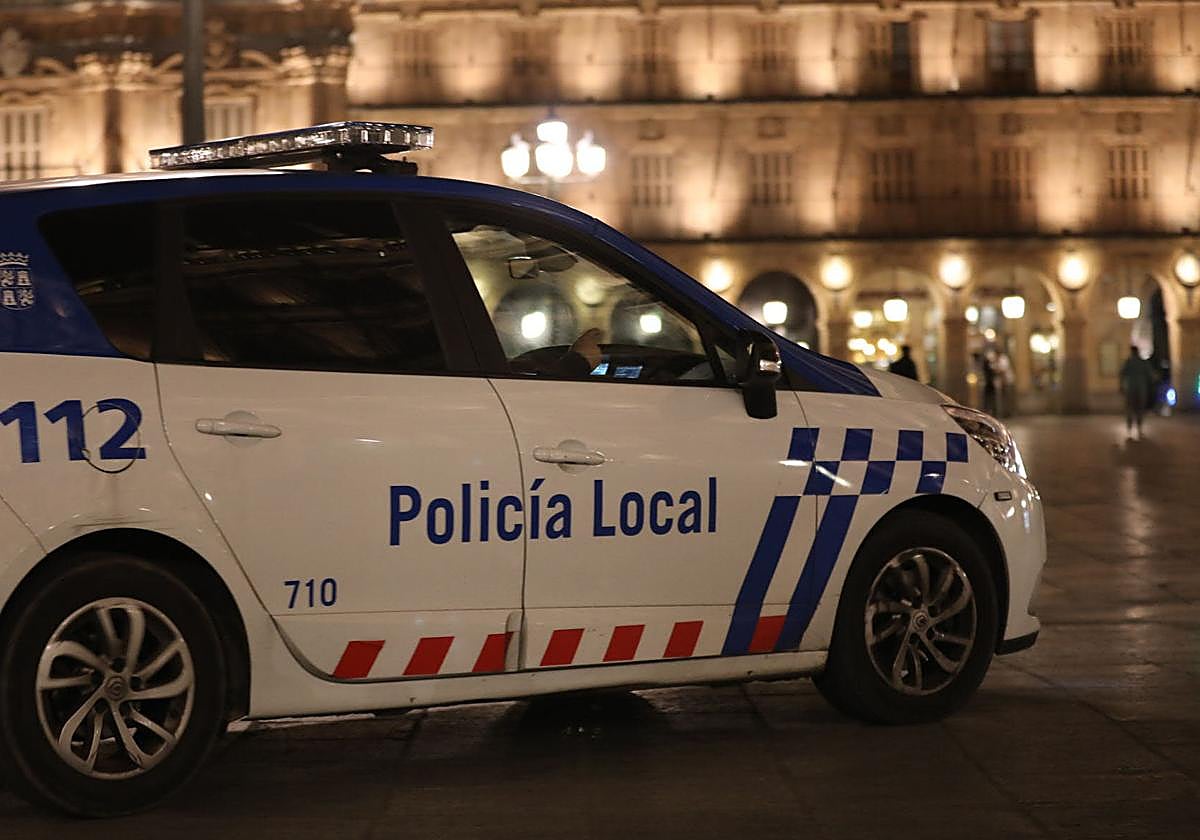 Una patrulla de Policía Local, en la Plaza Mayor de Salamanca.