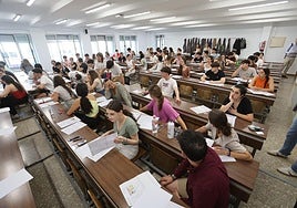 Alumnos, momentos antes de iniciar la prueba en la facultad de Ciencias de la USAL.