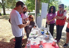 Taller de reciclaje y goteo organizado por Cruz Roja en la Isla del Soto.