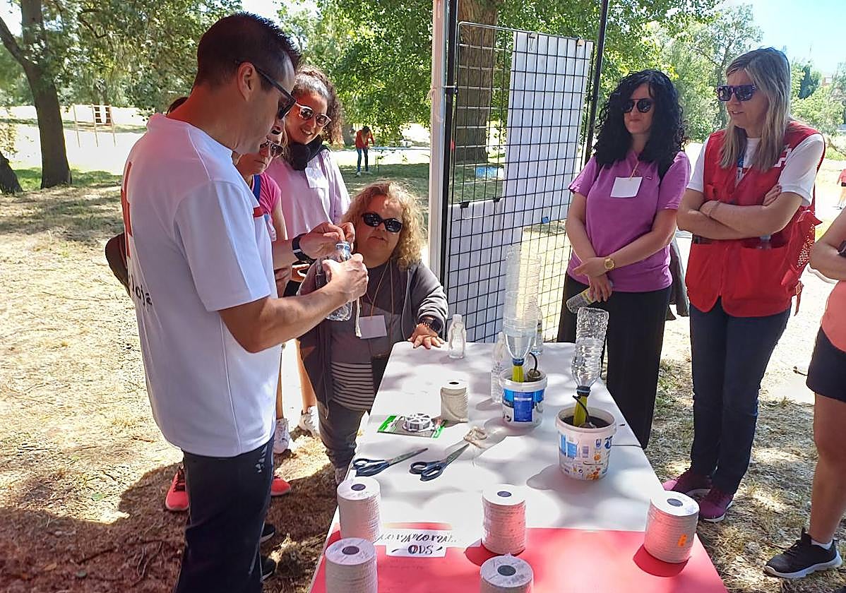 Taller de reciclaje y goteo organizado por Cruz Roja en la Isla del Soto.