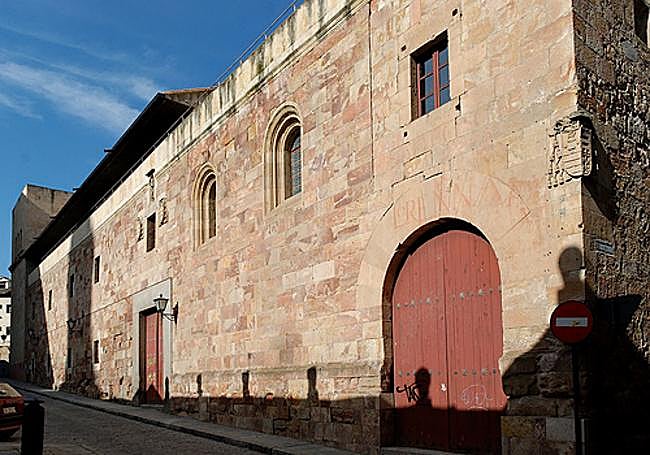 Fachada del antiguo colegio de San Pelayo, integrada en la nueva facultad.