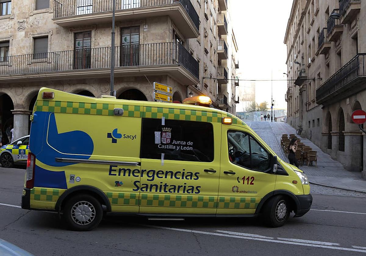 Una ambulancia transita por la Gran Vía en una imagen de archivo.