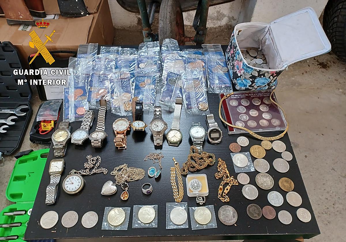 Algunos de los enseres recuperados