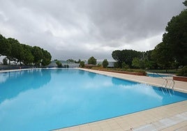 Piscina de Tejares vacía el primer día de apertura.