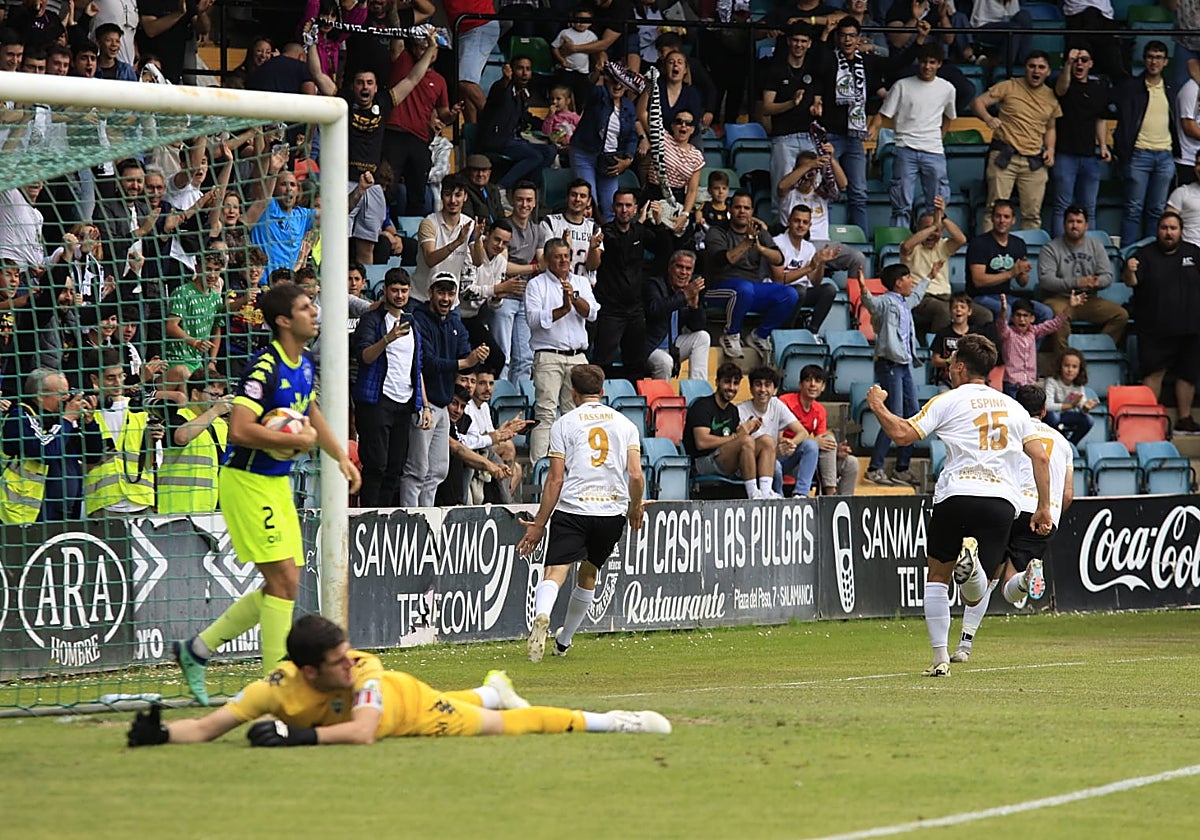Fassani celebra el gol que abrió el marcador en el Helmántico