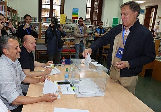 El alcalde de Salamanca Carlos García Carbayo deposita su voto.