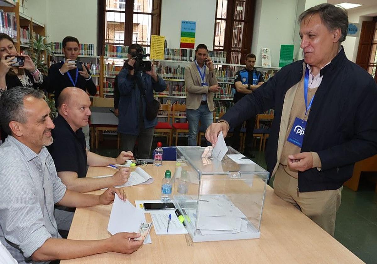 El alcalde de Salamanca Carlos García Carbayo deposita su voto.