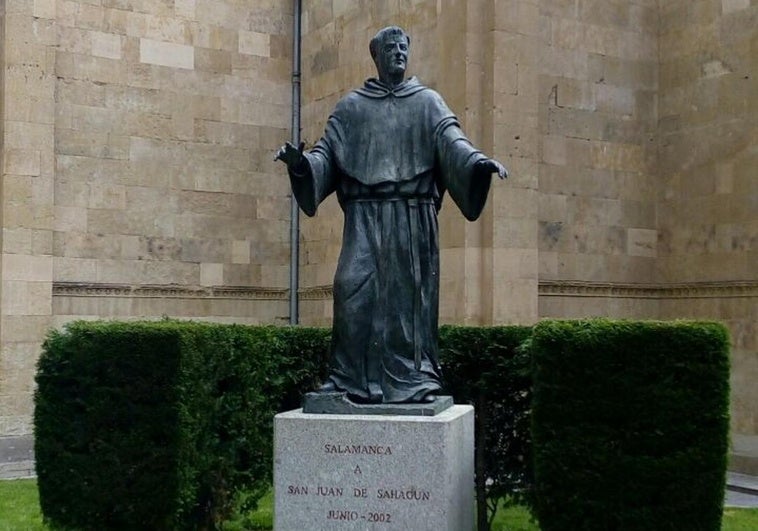 Estatua de San Juan de Sahagún en Salamanca