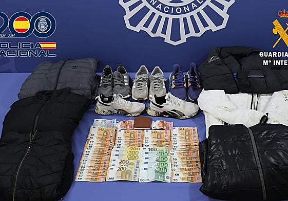 Algunos de los billetes robados y la ropa utilizada en los robos.