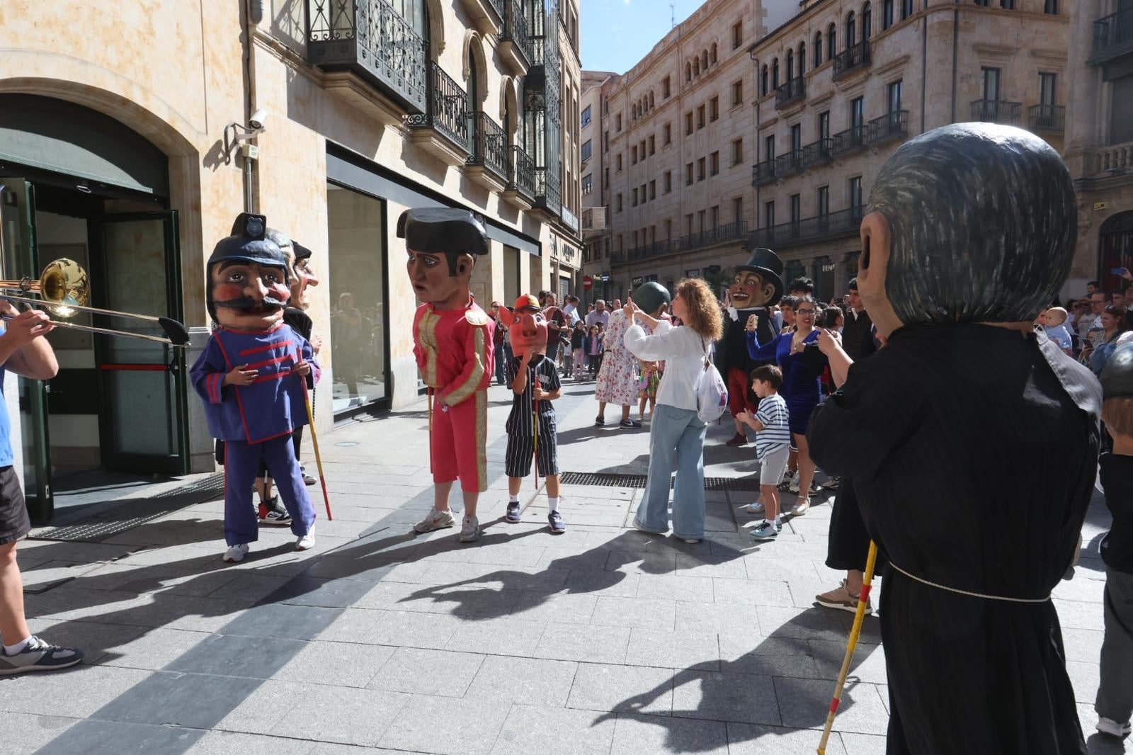 El pasacalles y los cabezudos, en imágenes