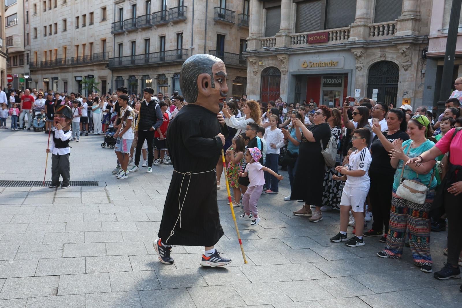 El pasacalles y los cabezudos, en imágenes