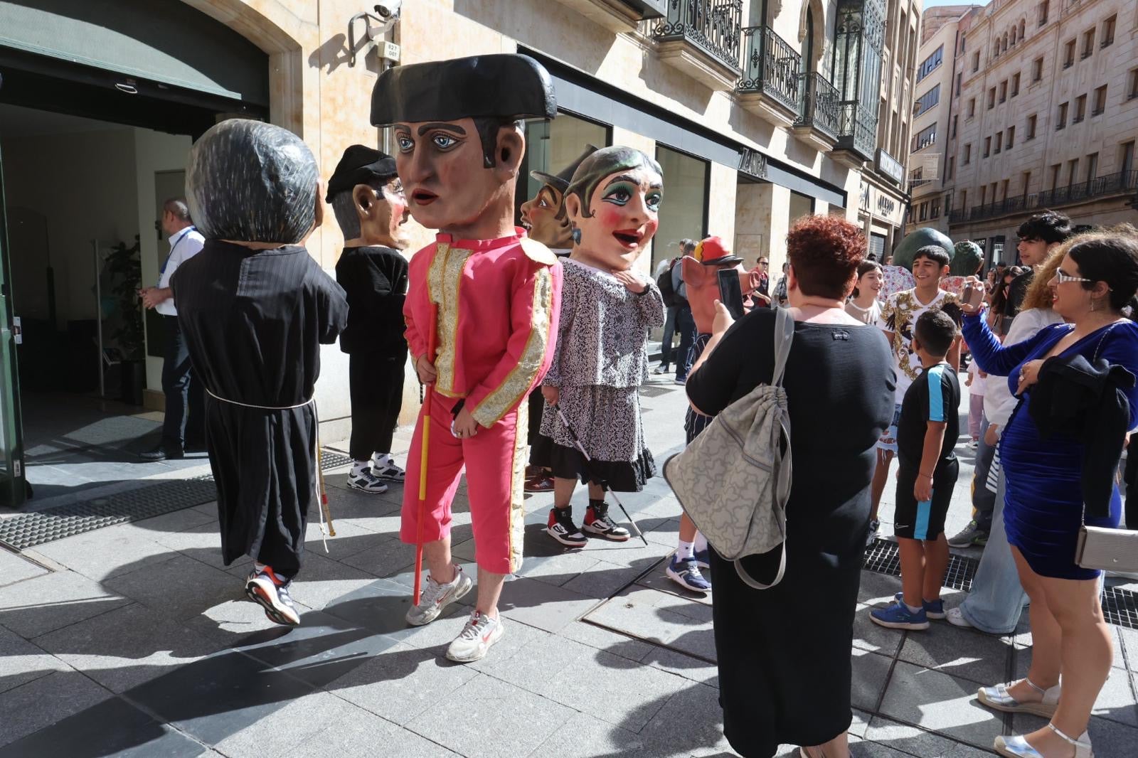 El pasacalles y los cabezudos, en imágenes