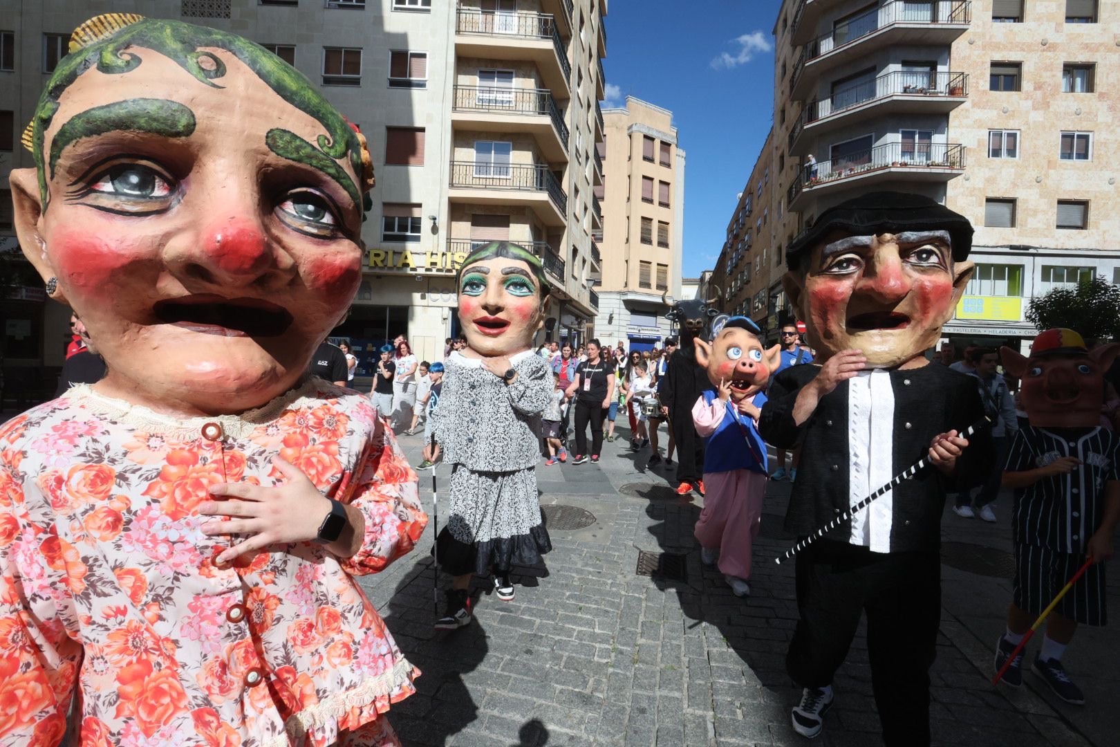 El pasacalles y los cabezudos, en imágenes