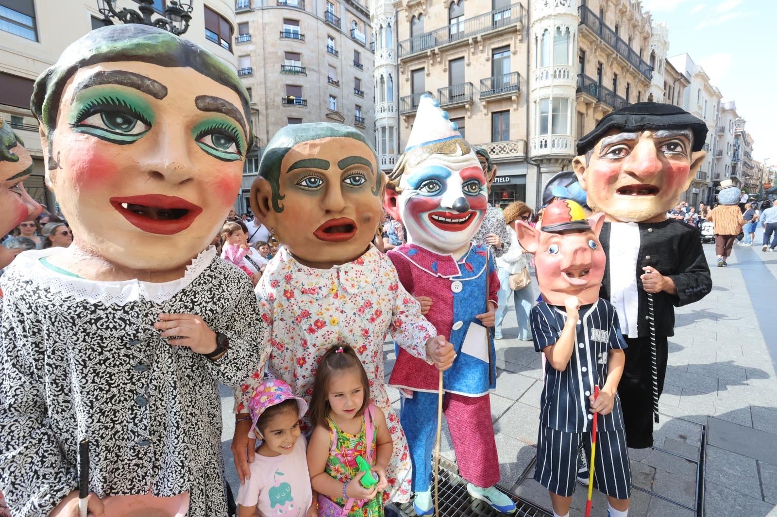 El pasacalles y los cabezudos, en imágenes