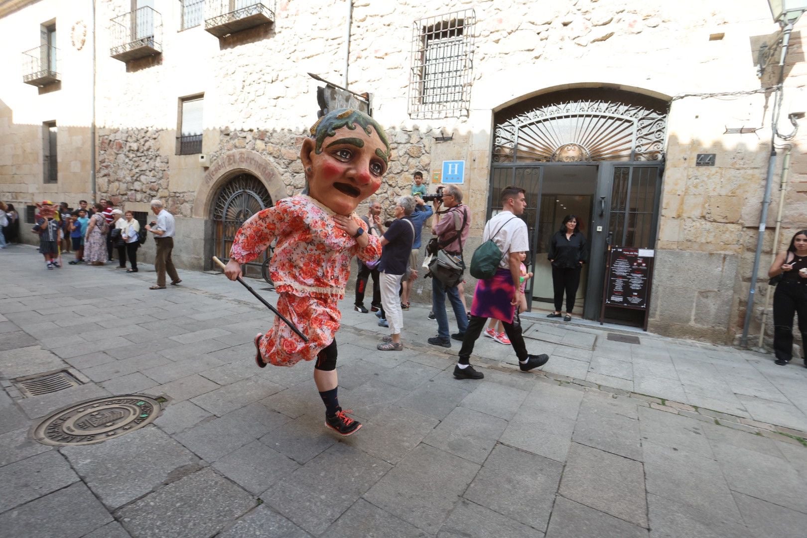 El pasacalles y los cabezudos, en imágenes