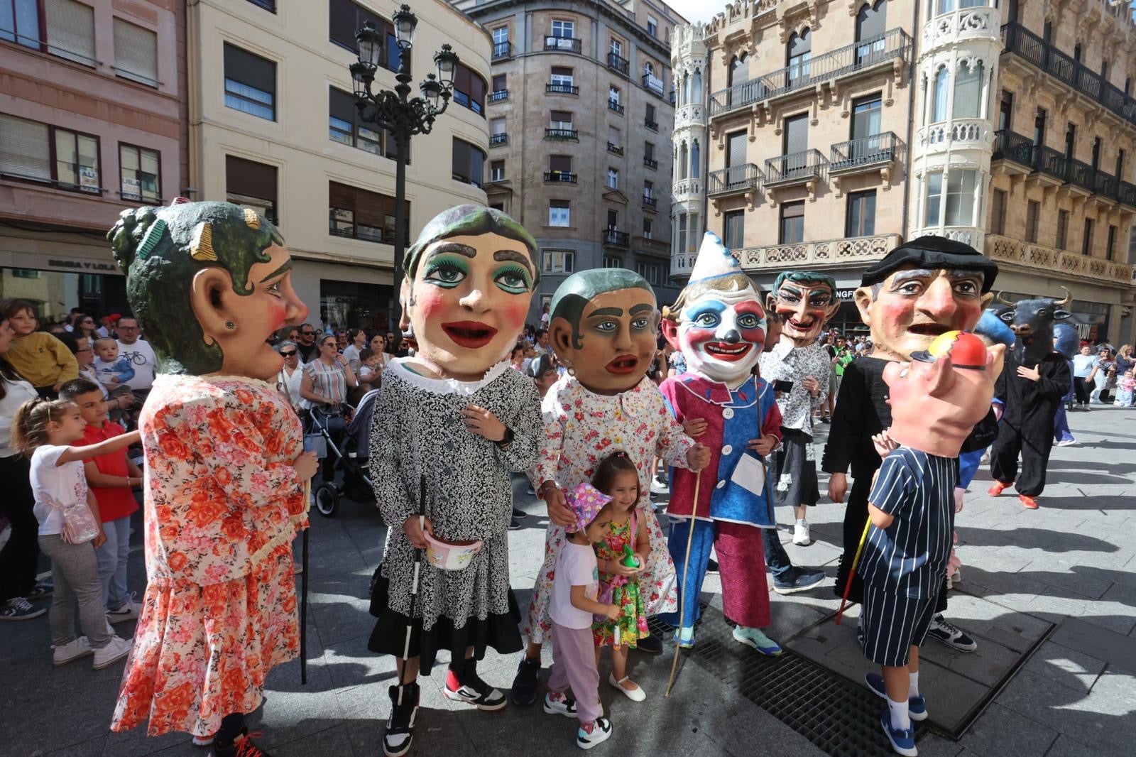 El pasacalles y los cabezudos, en imágenes
