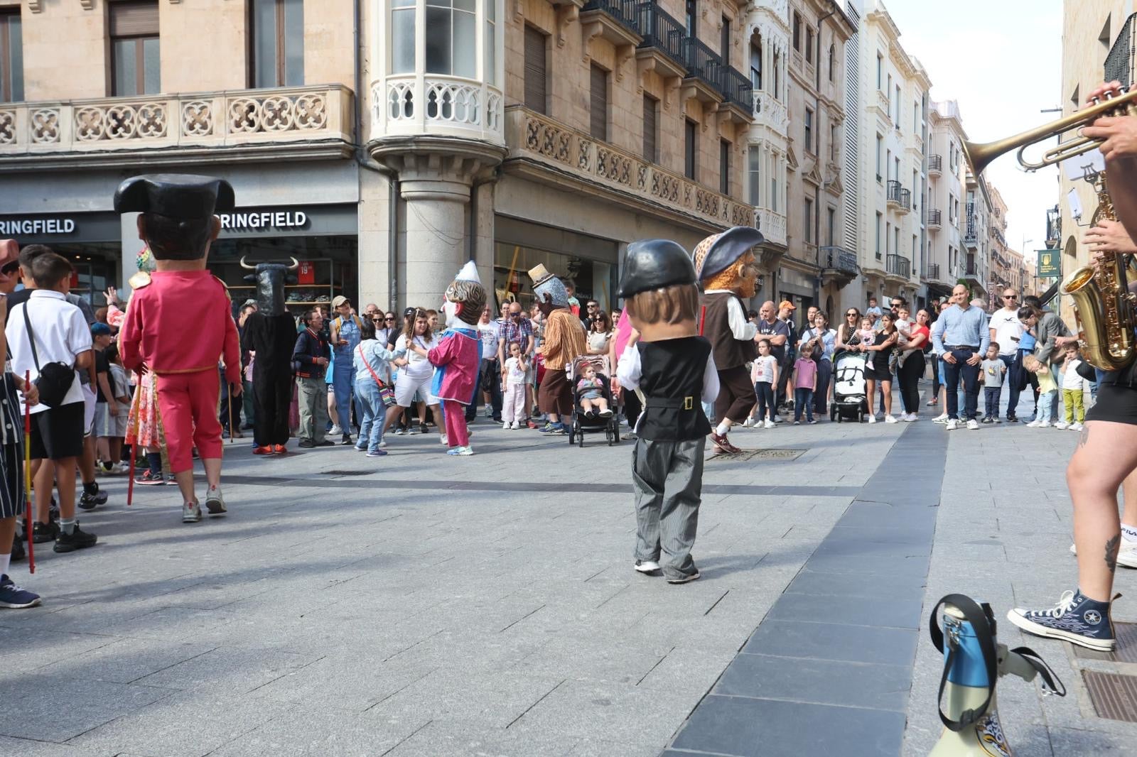 El pasacalles y los cabezudos, en imágenes
