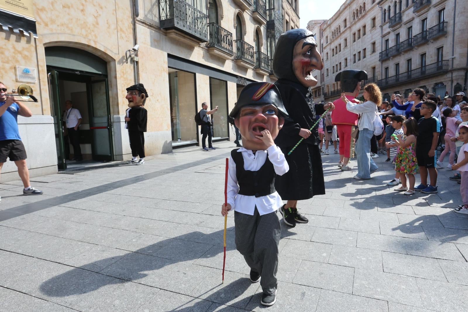 El pasacalles y los cabezudos, en imágenes