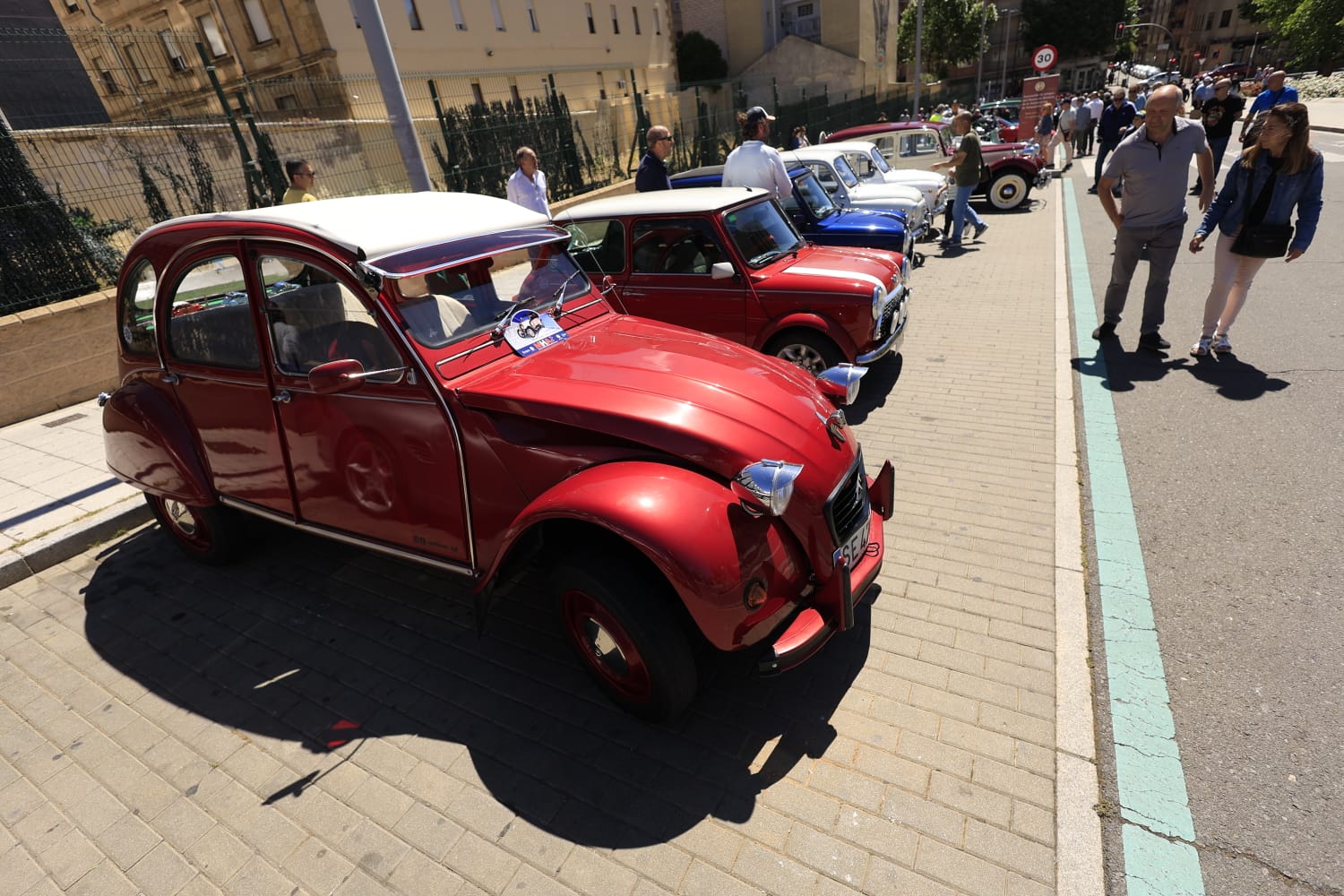 Los vehículos antiguos recorren Salamanca a favor de las Hermanitas de los Pobres