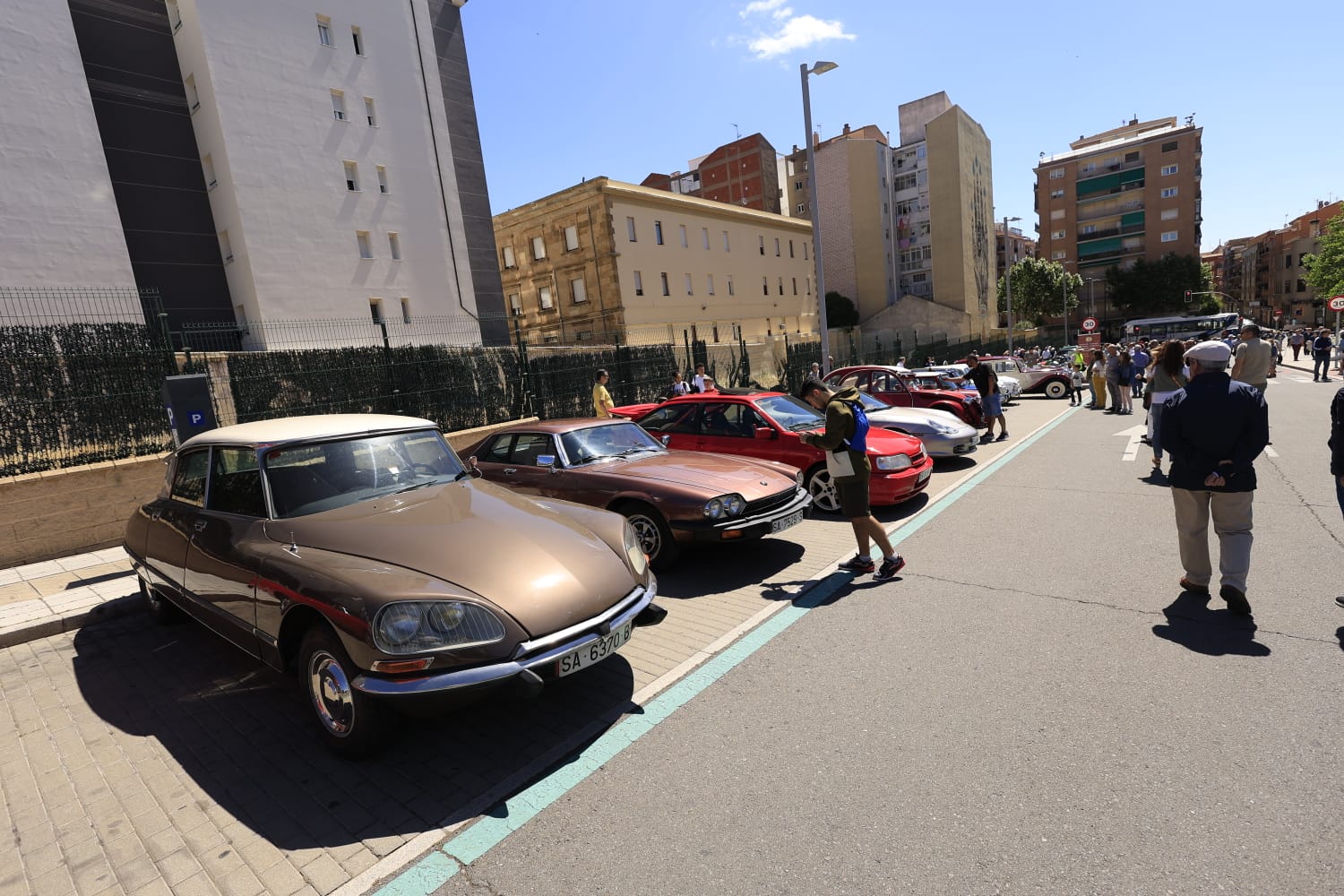 Los vehículos antiguos recorren Salamanca a favor de las Hermanitas de los Pobres