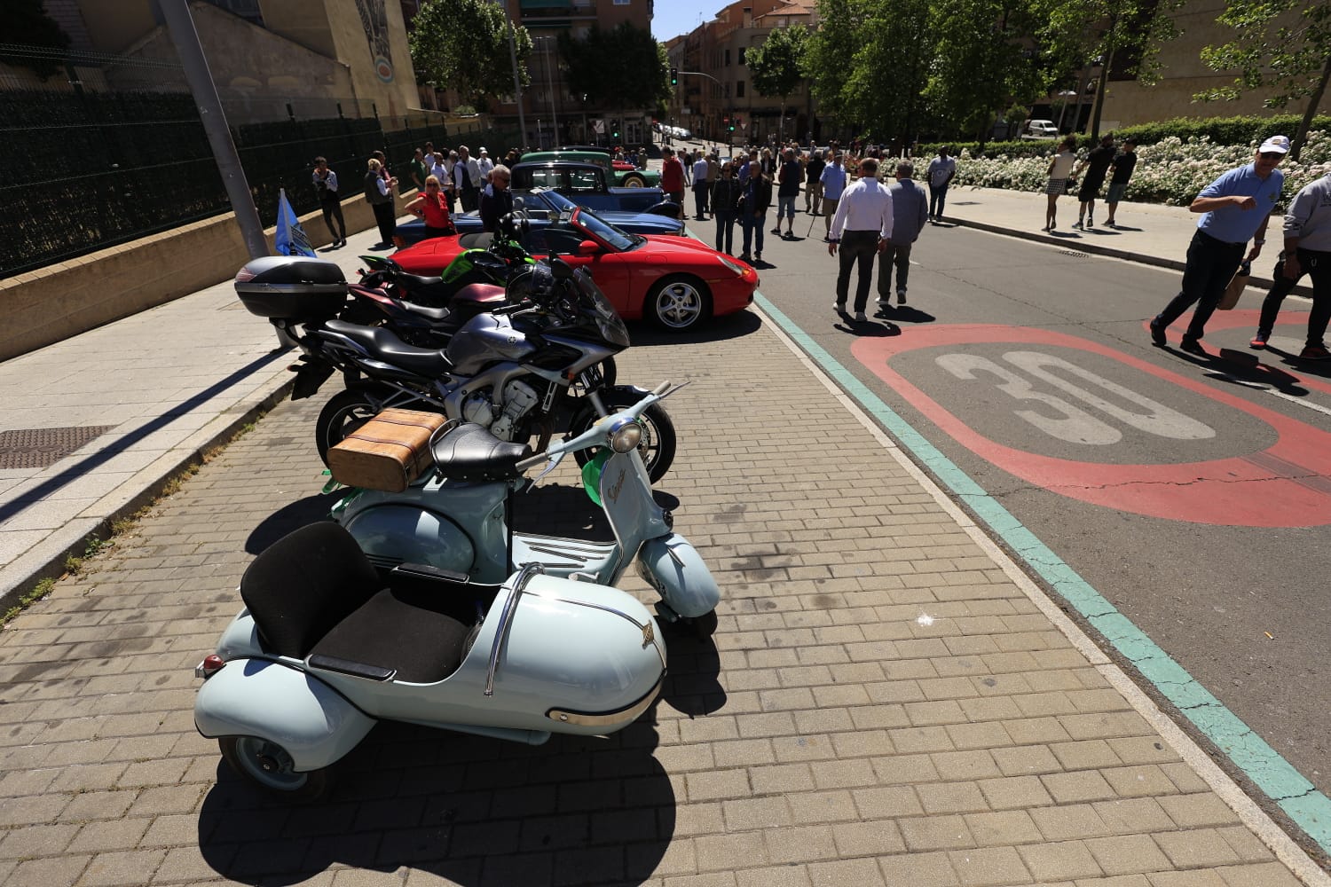 Los vehículos antiguos recorren Salamanca a favor de las Hermanitas de los Pobres