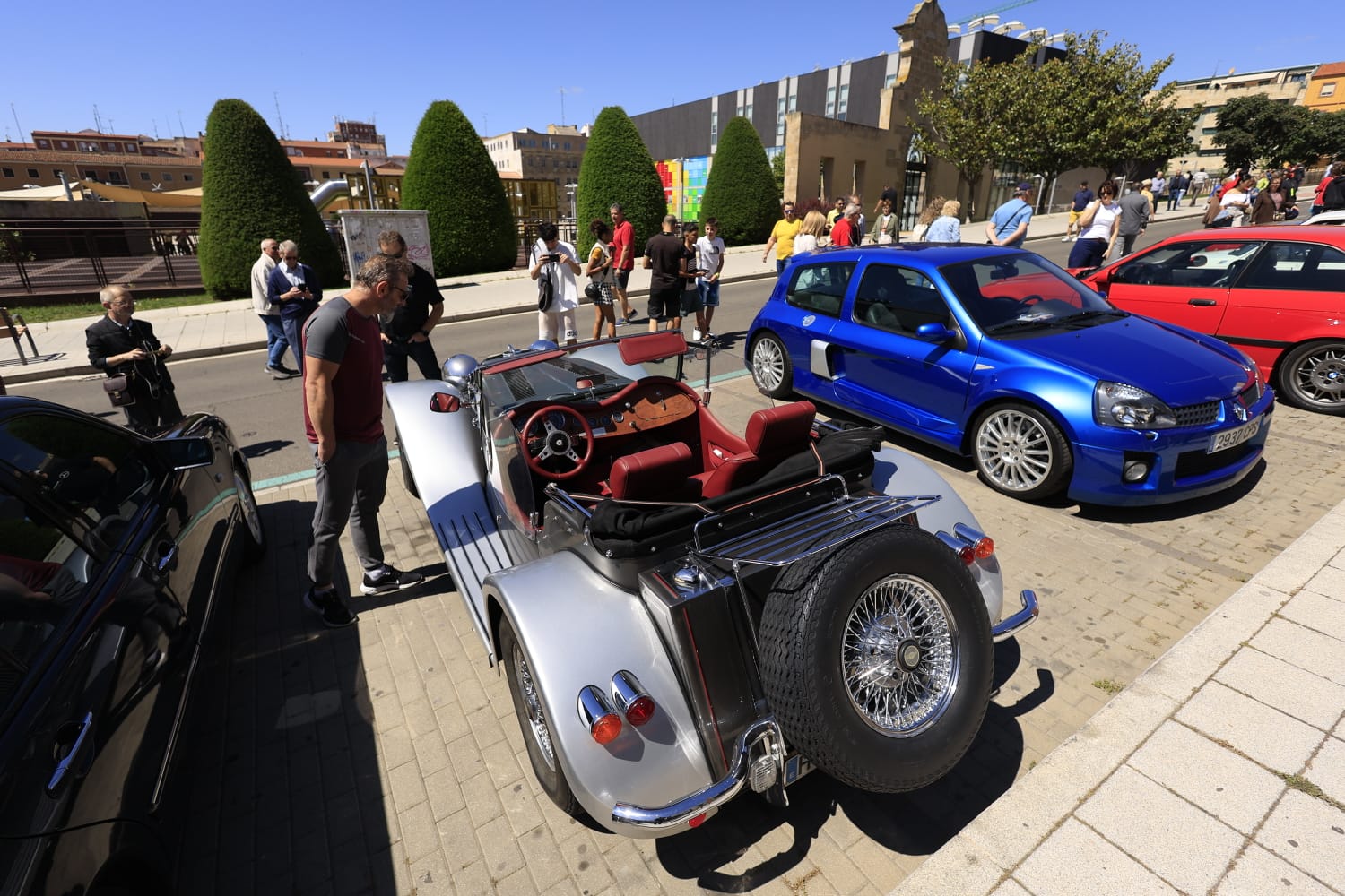 Los vehículos antiguos recorren Salamanca a favor de las Hermanitas de los Pobres