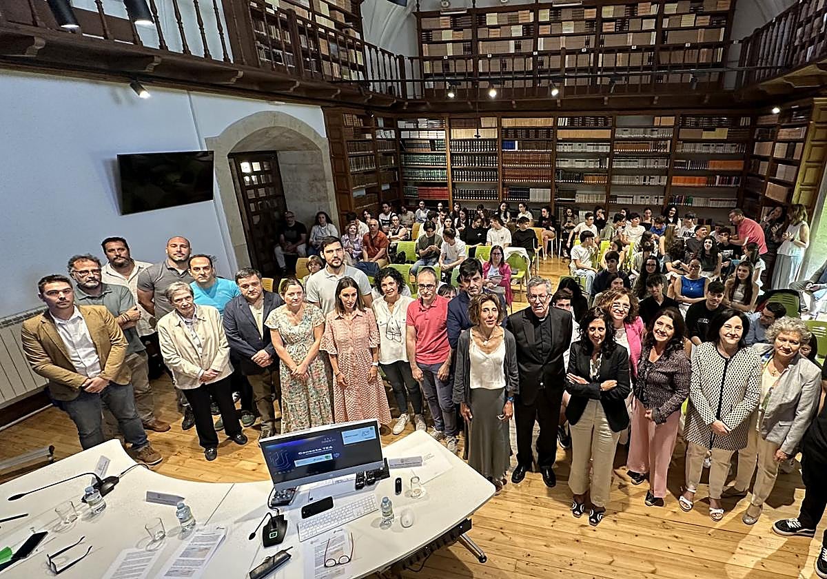 Foto de grupo de los premiados y organizadores.
