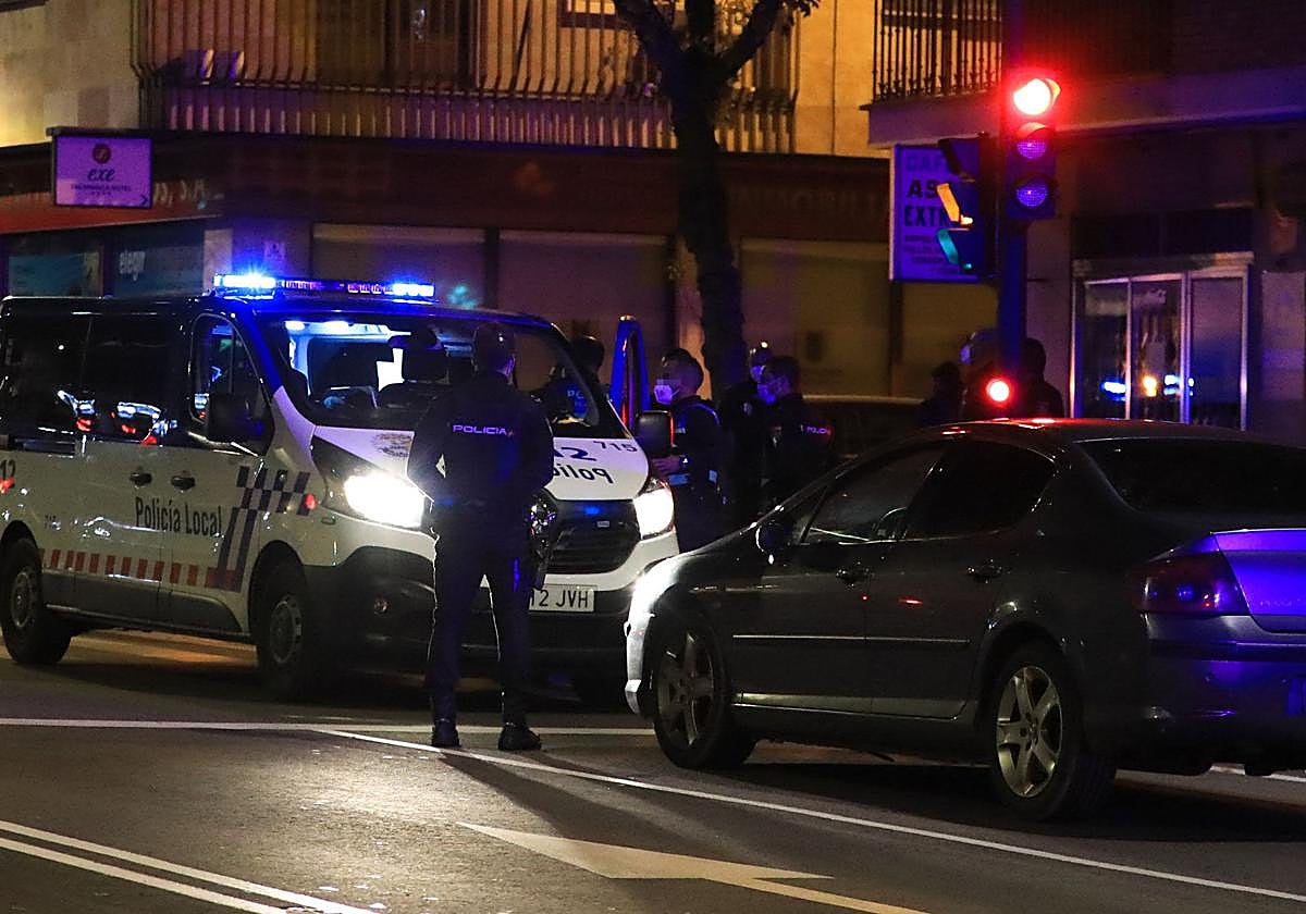 Intervención nocturna de la Policía Local de Salamanca en una imagen de archivo.