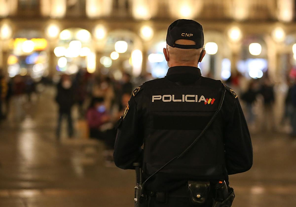 Un policía nacional, de ronda por la Plaza Mayor de Salamanca.