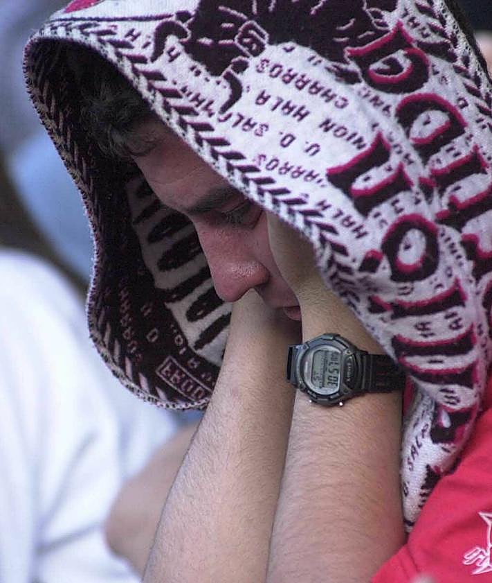 Imagen secundaria 2 - Los fichajes de la UD Salamanca de aquella temporada 98-99 presentados en la pretemporada; Diarte, junto a Pepe Hidalgo, el último entrenador en Primera llegado para las últimas ocho jornadas del campeonato; y un aficionado de la UDS se lamenta.