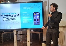 El alumno David Pindado presentando su proyecto 'Conecta-Tea'
