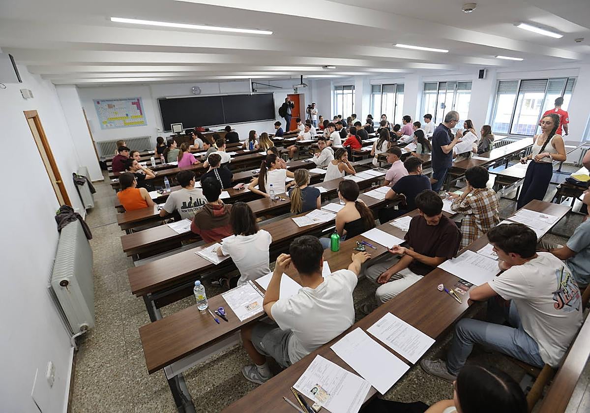 Alumnos realizando la EBAU en la USAL