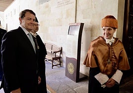El presidente de la Junta, Alfonso Fernández Mañueco, y el rector de la Usal, Juan Manuel Corchado.