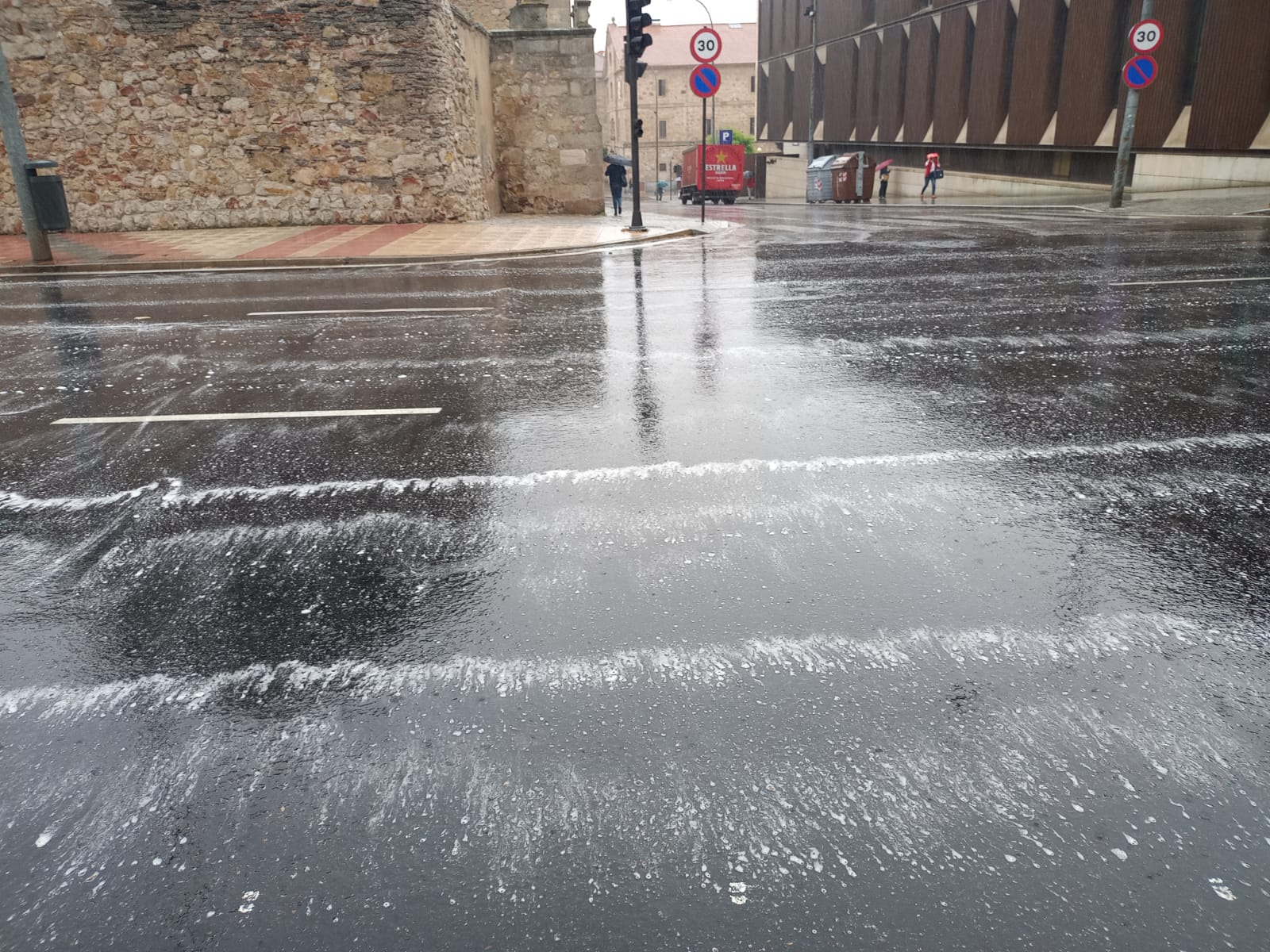 Emanaciones de jabón en el asfalto del paseo de San Vicente.
