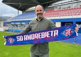 Jabi Luaces, posando con la bufanda de su nuevo club.