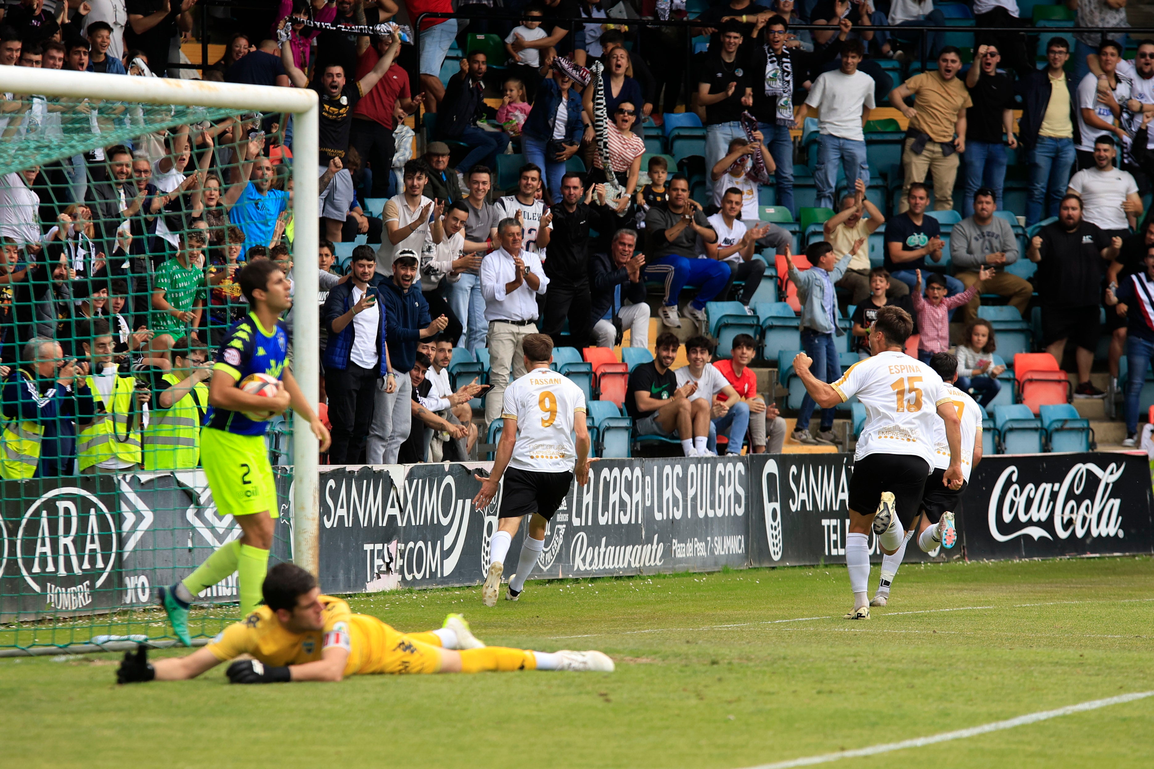 Fassani, jugador del Salamanca CF UDS celebrando el gol