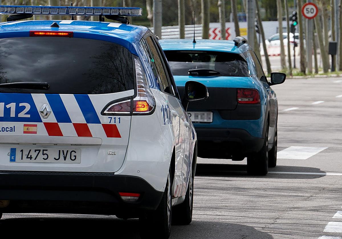 Un coche de Policía Local de Salamanca, detrás de otro.