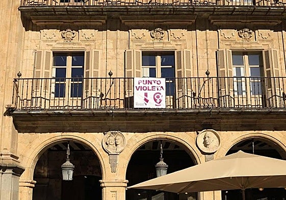 Cartel indicativo de un Punto Violeta en el Ayuntamiento de Salamanca