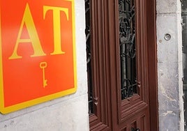 Placa de un alojamiento turistico.